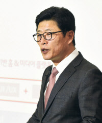 SK브로드밴드가 향후 5년간 5조원을 투자해 '유무선 미디어 플랫폼 1위' 사업자가 되겠다는 비전을 제시했다. 이형희 SK브로드밴드 사장은 7일 서울 중구 퇴계로 본사에서 기자간담회를 열고 &quot;개방과 협력을 통해 미디어 산업의 새로운 판을 만들겠다&quot;고 말했다. 이날 이 사장이 미래 비전에 대해 설명하고 있다.    SK브로드밴드 제공